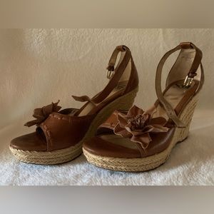 Sofft wedge sandals with beautiful flower.